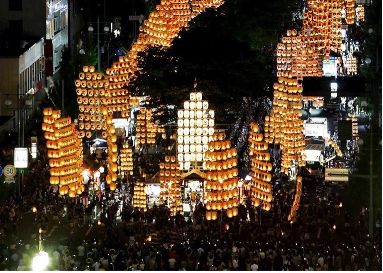 秋田竿燈祭り大通り